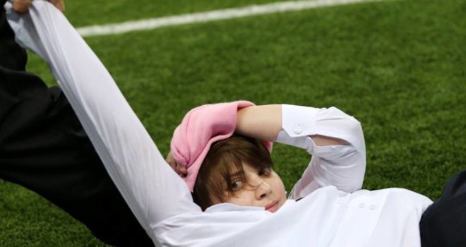 Petugas menggusur seorang penyusup yang memasuki lapangan saat laga Prancis kontra Kroasia di final Piala Dunia 2018.