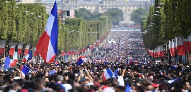 utaan warga Prancis tumpah ke jalan raya, Senin (16/7/2018) menyambut kemenangan negaranya di Piala Dunia 2018. (AP Foto)