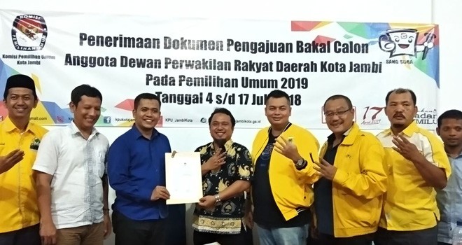 Pengurus DPD II Partai Golkar Kota Jambi saat mendatangi kantor KPU Kota Jambi, Selasa malam (17/7).