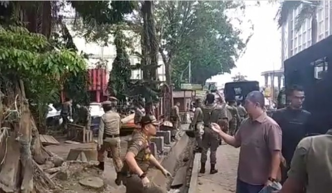 Satpol PP Kota Jambi menertibkan PKL yang berjualan di trotoar dan badan jalan. Terutama pedagang buah musiman, durian, nanas.         