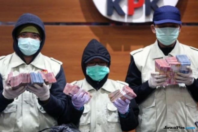 lustrasi: Penyidik KPK memperlihatkan barang bukti uang suap hasil operasi tangkap tangan (OTT) Bupati Bandung Barat, beberapa waktu lalu. (Miftahul Hayat/ Jawa Pos)