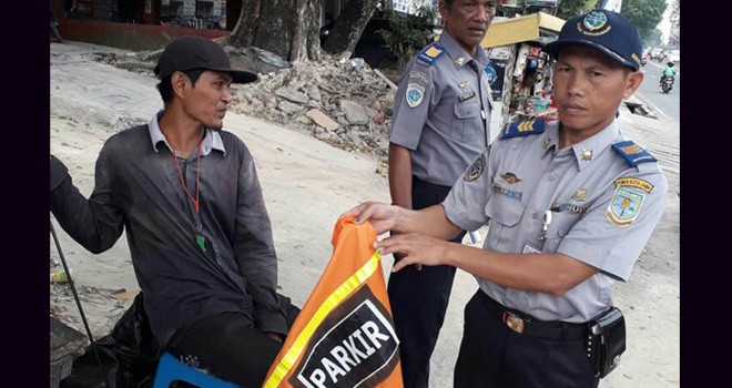 Dinas Perhubungan Kota Jambi melepas rompi Juru parkir yang nakal.