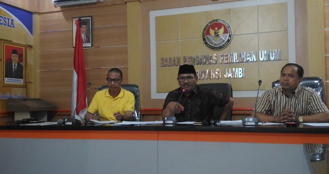 Ketua Timsel Asad Isma (tengah) menjyampaikan persiapan seleksi calon anggota Bawaslu Provinsi Jambi usai dilantik Bawaslu RI.