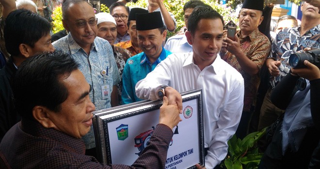 Staf khusus pimpinan DPR RI, Dipo Ilham Djalil menyerahkan bantuan alat pertanian kepadaWalikota Sungai Penuh belum lama ini.   