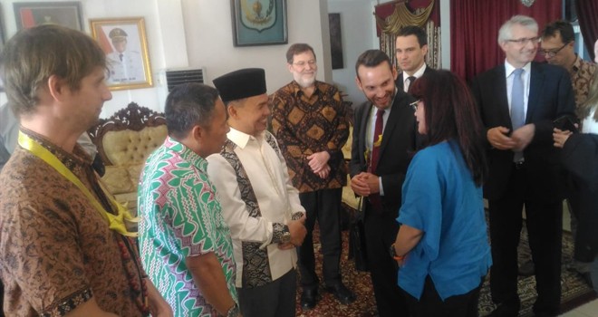 Bupati kerinci daat berbincang dengan Rombongan kunker dati Jerman.