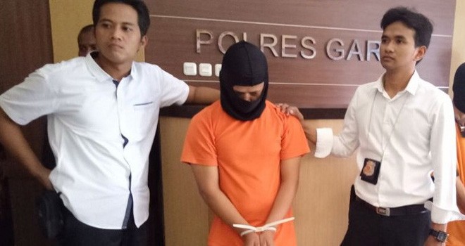 Pelaku pembunuhan tetangga sendiri di Garut. Pelaku kesal ditanya kapan nikah. (Yana Taryana/Radar Tasikmalaya/JawaPos.com)