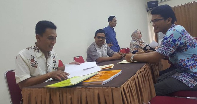 Komisioner KPU Provinsi Jambi, M. Sanusi (tengah) menerima penyerahan syarat dukungan bakal calon DPR RI beberapa waktu lalu.