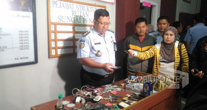 Petugas saat selesai melakukan pemeriksaan di Rutan kelas II B Sungai Penuh.