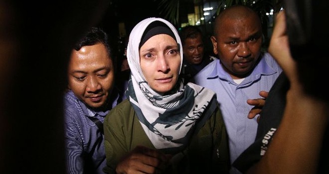 Artis Inneke Koesherawati saat digiring ke KPK usai OTT di Lapas Sukamiskin. (Miftahulhayat/Jawa Pos)