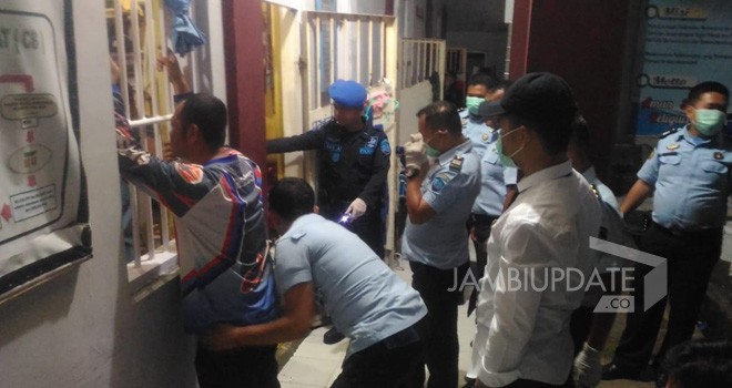 Petugas saat melakukan pemeriksaan di Rutan kelas II B Sungai Penuh.