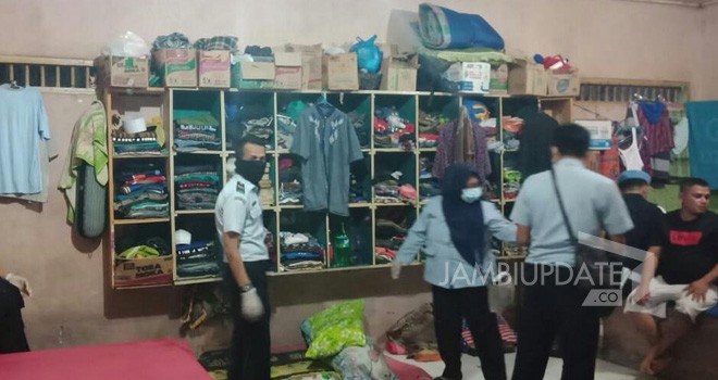 Petugas saat melakukan pemeriksaan di Rutan kelas II B Muara Bulian.