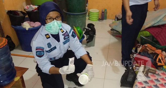Petugas saat melakukan pemeriksaan di Rutan kelas II kelas II Bangko.