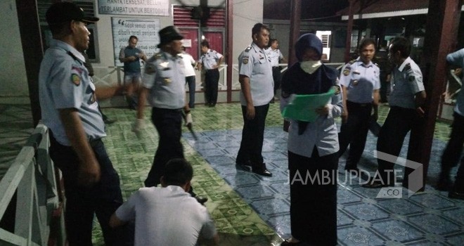 Petugas saat melakukan pemeriksaan di Rutan kelas II B Tebo.