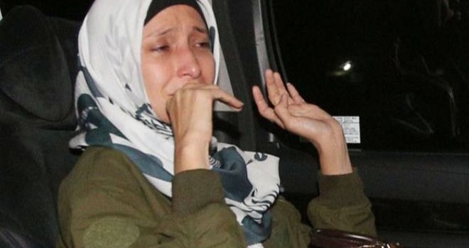 Inneke Koesherawati hanya bisa menangis usai menjalani pemeriksaan oleh penyidik KPK, Sabtu (21/7/2018)