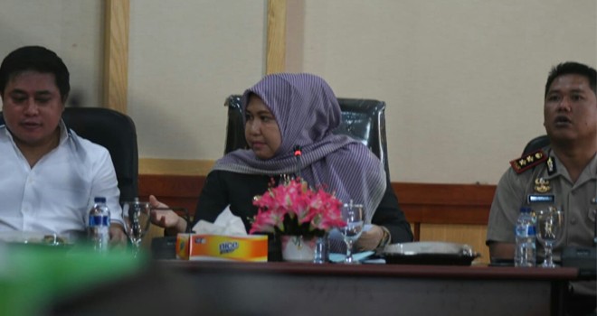 Bupati Masnah bersama Dir Reskrimsus dan Kapolres Muarojambi saat memimpin rapat penyelesaian Konflik 