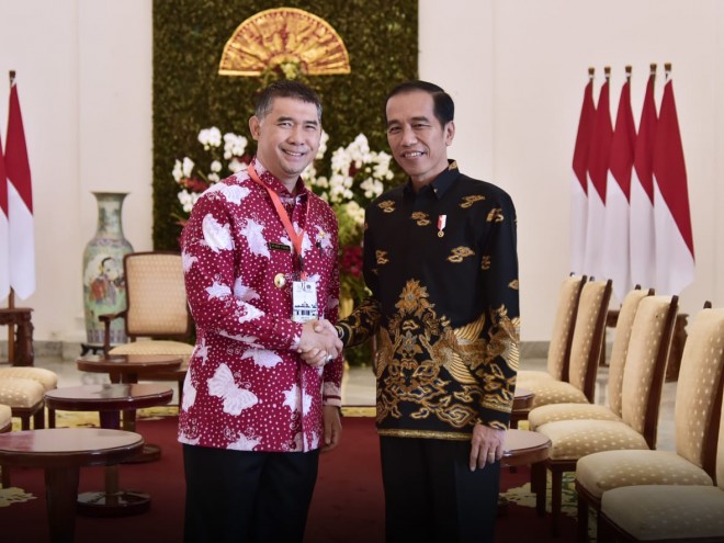 Wali Kota Jambi DR. H. Syarif Fasha, ME bersama Presiden RI Joko Widodo.