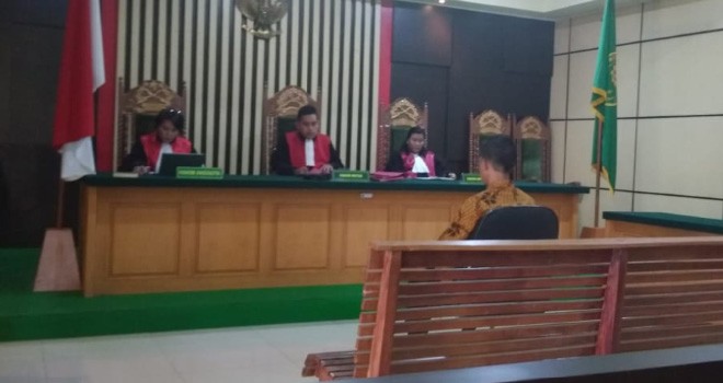 Terdakwa M Jamaah saat mendengarkan vonis hakim di Pengadilan Tipikor Jambi, Senin (23/7).