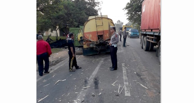 Anggota Unit Laka Lantas Polresta Jambi saat melakukan olah TKP di lokasi kecelakaan, Senin (23/7).