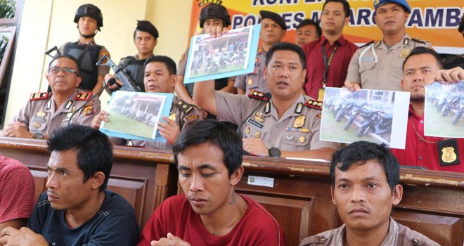 Kapolres Muarojambi, AKBP Mardiono saat melakukan pres relase pengungkapan komplotan pencurian kendaraan bermotor di Mapolres Batanghari, Selasa (24/7).