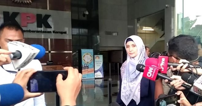 Sumai Fahmi Darmawansyah, Inneke Koesherawati keluar dari Gedung KPK, Selasa (24/7) siang. Inneke menjalani pemeriksaan sejak pagi terkait kasus OTT Kalapas Sukamiskin, Wahid Husen serta sang suami, Fahmi Darmawansyah (Intan Permata/JawaPos.com)