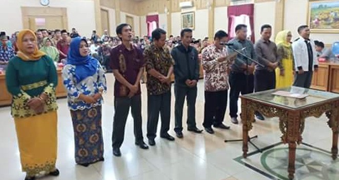 Cakades membacakan dan menandatangani ikrar damai siap kalah dan menang.