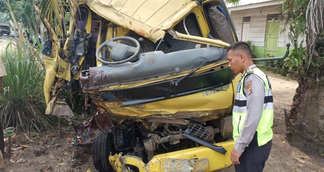 Kondisi salah satu mobil truk yang ringsek bagian depan cukup parah saat polisi melakukan olah TKP di lokasi kejadian, Selasa (24/7).