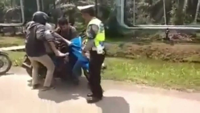 Polisi Hentikan Pengendara Berbonceng Tiga di Geragai.