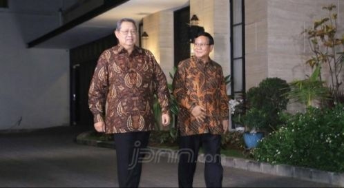 Susilo Bambang Yudhoyono (SBY) menerima kunjungan Prabowo Subianto di kediamannya di Jalan Mega Kuningan Timur VII, Jakarta, Selasa (24/7).
