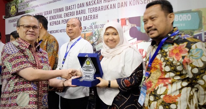 Bupati Masnah menerima Cindramata dari Kementrian ESDM usai acara Penandatanganan Naskah Hibah.