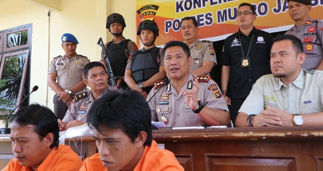 Kapolres Muarojambi, AKBP Mardiono saat melakukan pres release penangkapan dua pelaku begal di Mapolres Muarojambi.