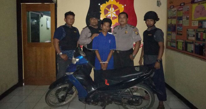 Tersangka Aswandi saat diamankan pihak kepolisian bersama dengan barang bukti satu unit motor Vega R.