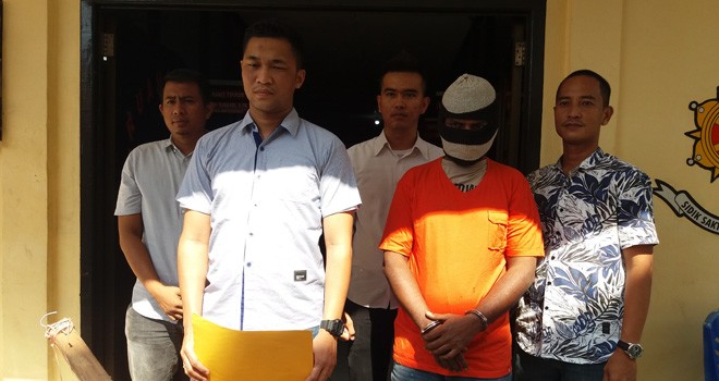 Kasat Reskrim Polres Bungo, AKP Hendi Setiadi saat melakukan pres release penangkapan pembobol toko pakaian di Mapolres Bungo, Kamis (26/7).
