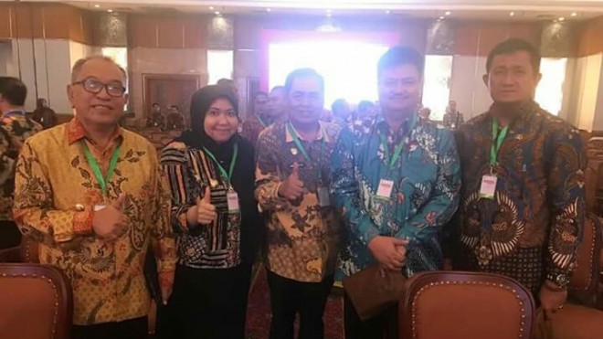 Bupati masnah berpoto bersama kepala Daerah lain yang ikut hadir dalam acara Rakornas ini . (Foto yg dlam Gedung) 