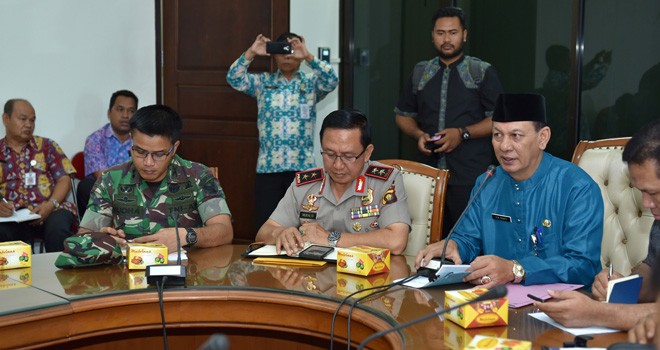  Rapat Rencana Torch Relay (Pawai Obor) Asian Games XVIII tahun 2018 di Wilayah Provinsi Jambi, bersama Kapolda Jambi, Mukhlis, AS dan OPD terkait, di Ruang Utama Kantor Gubernur Jambi, Kamis (26/07).