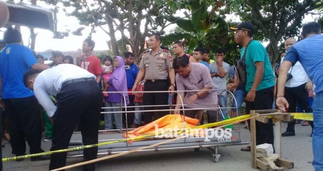 Petugas kepolisian saat mengevakuasi jasad bayi yang ditemukan warga. Foto : Eusebius / Batampos