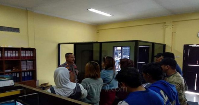 Beberapa pasangan bukan suami istri saat diamankan aparat Polresta Samarinda. Foto : JPNN