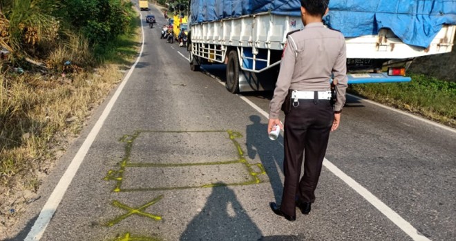 Anggota Unit Laka Lantas Polres Batanghari saat melakukan olah TKP kecelakaan di Jalan Lintas Jambi - Sarolangun RT 08 Desa Ampelu Tuo, Kecamatan Muara Tembesi, Kabupaten Batanghari, Jumat (27/7).