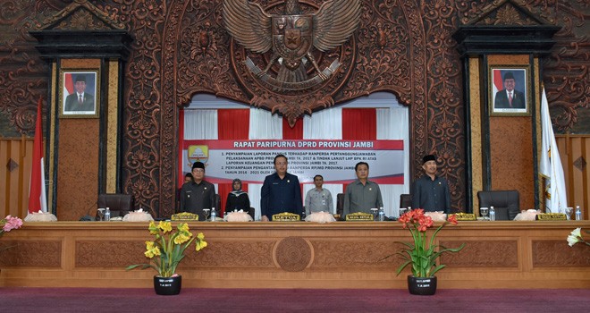 Plt Gubernur Jambi, Ketua, Wakil Ketua DPRD Provinsi Jambi pada rapat paripurna penyampaian laporan pansus terhadap Ranperda pertanggungjawaban APBD 2017.