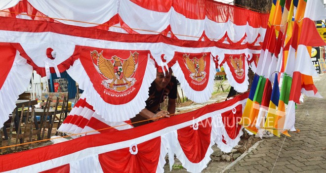 Salah satu pedagang bendera musiman di wilayah Kota Jambi. Foto : Jambi Udate