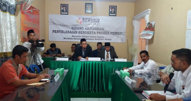 Ketua Panwaslu Kota Jambi, Ari Juniarman memimpin sidang ajudikasi sengketa Pemilu antara PKPI dan KPU, Jumat (27/7) kemarin.