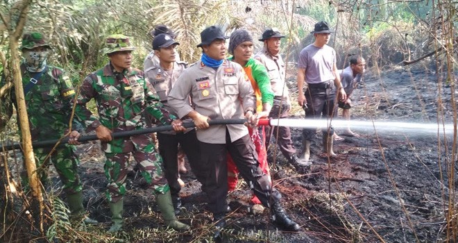 Kapolres Muarojambi dan TNI saat melakukan Pemadaman Karhutla di Desa Lopak alai kemarin.