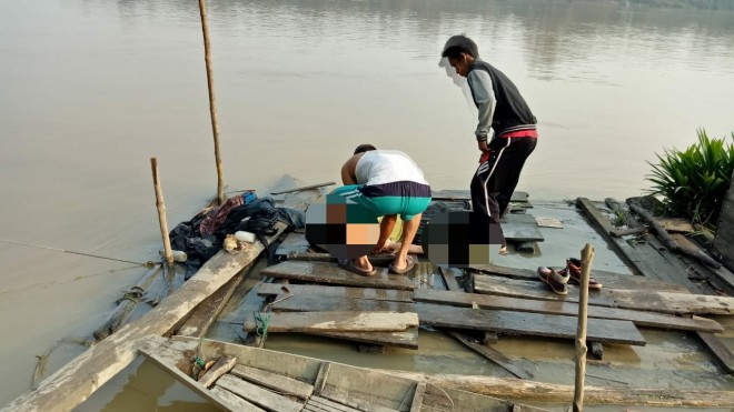 Penemuan mayat di pinggir sungai Batanghari, kejadian ini Minggu (29/07) sekira pukul 06.00 WIB pagi.