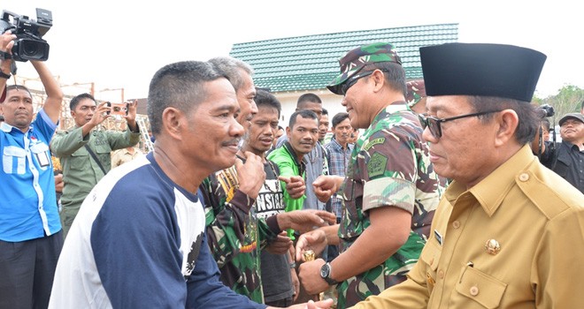 Fachrori saat Meninjau Pembangunan Kawasan Terpadu SAD di Desa Jernih Kecamatan Air Hitam Kabupaten Sarolangun, Selasa (31/07).