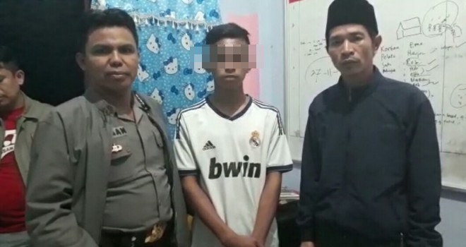 Terlihat dugaan pelaku penikaman berhasil diamankan.