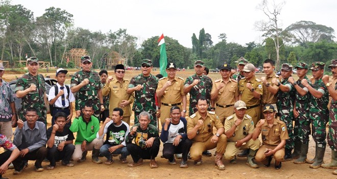 Bupati Dampingi Pangdam II Sriwijaya yang Baru Meninjau Kampung Madani SAD