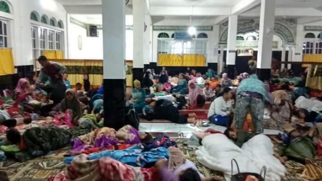 Warga pentagen saat mengungsi di masjid.