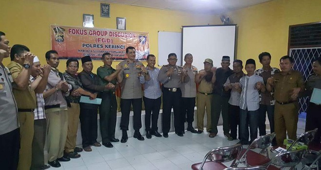 Perrtemuan Pemkab Kerinci dihadiri oleh wakil Bupati Kerinci, Zainal Abidin dan Sekda Gasnizul Gazam. Selain itu juga disaksikan oleh Kapolres Kerinci, AKBP Dwi Mulyanto dan Dandim 0417 Kerinci Sri Karyanto di Aula Kantor Camat Danai Kerinci, Selasa (31/7).