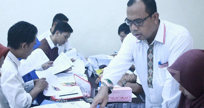 Komisioner KPU Provinsi Jambi, M. Sanusi memeriksa dokumen pengajuan bakal calon anggota legislatif  yang diajukan partai politik belum lama ini.   