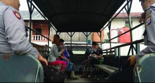 Sejumlah pasangan mesum saat di angkut petugas. Foto : Samarinda Pos
