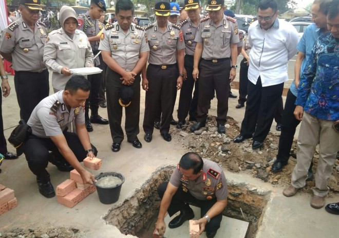 Kapolda Jambi, Irjen Pol Muchlis AS saat,  meletakkan batu pertama pembangunan gedung Sentra Pelayanan Kepolisian Terpadu (SPKT)